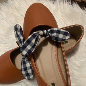 NWOT brown ballet flats with blue and white plaid bow. Size 9 in women.